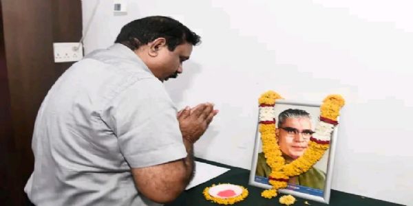 वसंतराव नाईक यांच्या जयंती निमित्त छ. संभाजीनगर जिल्हाधिकारी कार्यालयात अभिवादन