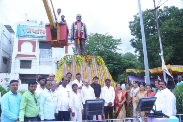 परभणीत वसंतराव नाईक जयंती निमित्त पूर्णाकृती पुतळ्यास  हजारो नागरिकांद्वारे अभिवादन