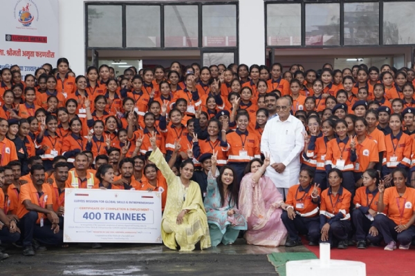 प्रमाणपत्र प्राप्त विद्यार्थ्यांसोबत मान्यवर प्रमाणपत्र प्राप्त विद्यार्थ्यांसोबत मान्यवर