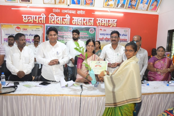 कृषी दिन सोहळ्यात बोलताना जिल्हा परिषद अध्यक्ष अस्मिता केंद्रे कृषी दिन सोहळ्यात बोलताना जिल्हा परिषद अध्यक्ष अस्मिता केंद्रे