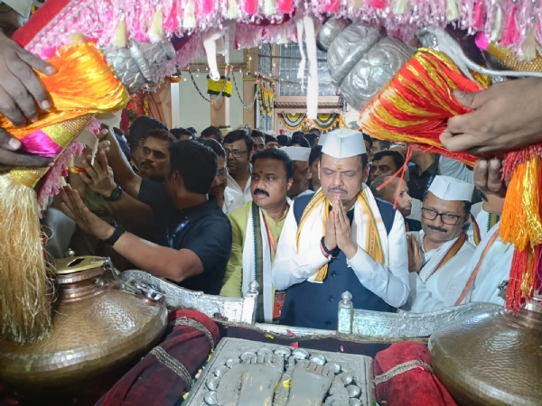 तुकाराम महाराज पादुका मुख्यमंत्री दर्शन तुकाराम महाराज पादुका मुख्यमंत्री दर्शन