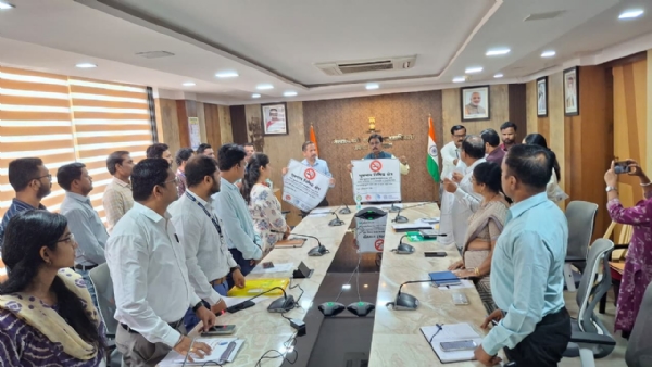 ### **रायगडात तंबाखू नियंत्रणासाठी प्रशासनाचा कडक निर्धार; जिल्हास्तरीय कार्यशाळेत कायद्यांच्या प्रभावी अंमलबजावणीवर भर**  **अलिबाग, दि. 10 :** राष्ट्रीय तंबाखू नियंत्रण कार्यक्रमांतर्गत रायगड जिल्ह्यात तंबाखूविरोधी मोहिमेला अधिक प्रभावी स्वरूप देण्यासाठी जिल्हास्तरीय व तालुकास्तरीय तंबाखू सनियंत्रण व समन्वय समितीची आढावा बैठक तसेच एकदिवसीय कार्यशाळा अलिबाग येथील जिल्हाधिकारी कार्यालयातील राजस्व सभागृहात पार पडली. जिल्हा रुग्णालय रायगड आणि मराठवाडा ग्रामीण विकास संस्था, छत्रपती संभाजीनगर यांच्या संयुक्त विद्यमाने आयोजित या कार्यशाळेत **कोटपा (COTPA) 2003** आणि **जागतिक आरोग्य संघटनेच्या एफसीटीसी 5.3** अंतर्गत असलेल्या तरतुदींच्या प्रभावी अंमलबजावणीवर विशेष भर देण्यात आला.  जिल्हाधिकारी तथा जिल्हास्तरीय तंबाखू सनियंत्रण व समन्वय समितीचे अध्यक्ष **किशन जावळे** यांच्या मार्गदर्शनाखाली झालेल्या बैठकीस जिल्हा शल्यचिकित्सक व समितीचे सचिव **डॉ. निशिकांत पाटील**, अतिरिक्त जिल्हा आरोग्य अधिकारी **डॉ. जयेश गोसावी** यांच्यासह विविध विभागांचे अधिकारी उपस्थित होते.  या बैठकीला पोलीस विभाग, पनवेल महानगरपालिका, शासकीय वैद्यकीय महाविद्यालय अलिबाग, शिक्षण विभाग, तालुका आरोग्य अधिकारी, दंतशल्यचिकित्सक, अन्न व औषध प्रशासन, नगरपालिका, पंचायत समिती, एमजीएम दंत महाविद्यालय तसेच विविध स्वयंसेवी संस्था आणि महाविद्यालयांचे प्रतिनिधी सहभागी झाले होते.  बैठकीत **तंबाखूमुक्त शाळा**, सार्वजनिक ठिकाणी धूम्रपान प्रतिबंध, कोटपा 2003 अंतर्गत दंडात्मक कारवाई, शैक्षणिक संस्थांचा सहभाग, पर्यटनस्थळांवरील जनजागृती तसेच तंबाखू नियंत्रण कायद्याच्या काटेकोर अंमलबजावणीचा सविस्तर आढावा घेण्यात आला.  कार्यशाळेत मराठवाडा ग्रामीण विकास संस्थेचे संचालक **आप्पासाहेब उगले** यांनी कोटपा 2003 मधील **कलम 4, 5, 6(अ), 6(ब), 7 आणि 8** यांची माहिती दिली. तसेच **एफसीटीसी 5.3** संदर्भातील मार्गदर्शक तत्त्वांवर पॉवरपॉइंट सादरीकरणाद्वारे जिल्हा व तालुका स्तरावरील समन्वय समित्यांना मार्गदर्शन करण्यात आले.  कार्यक्रमाचे सूत्रसंचालन **प्रतिम सुतार** यांनी केले. **डॉ. विकास पवार**, जिल्हा सल्लागार (एनटीसीपी), यांनी उपस्थितांना तंबाखूविरोधी शपथ दिली. **सुशील साईकर** यांनी आभार प्रदर्शन केले.  कार्यशाळेच्या यशस्वी आयोजनासाठी **हितेश जाधव, अनिल गुंजे, गणेश उगले, योगेश उगले** तसेच जिल्हा रुग्णालयातील **रुपेश म्हात्रे** आणि **सौरभ पाटील** यांनी विशेष सहकार्य केले.