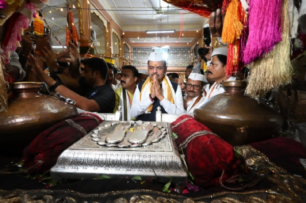 तुकाराम महाराज पादुका मुख्यमंत्री दर्शन तुकाराम महाराज पादुका मुख्यमंत्री दर्शन