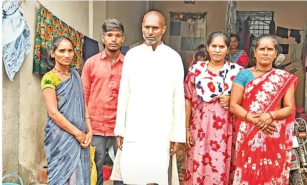 वीस वर्षांपासून बेपत्ता असलेल्या पिराजींची कुटुंबाशी भेट:मुलीने पहिल्यांदाच पाहिले वडिलांना ‘ नंददीप’च्या प्रयत्नांना यश वीस वर्षांपासून बेपत्ता असलेल्या पिराजींची कुटुंबाशी भेट:मुलीने पहिल्यांदाच पाहिले वडिलांना ‘ नंददीप’च्या प्रयत्नांना यश