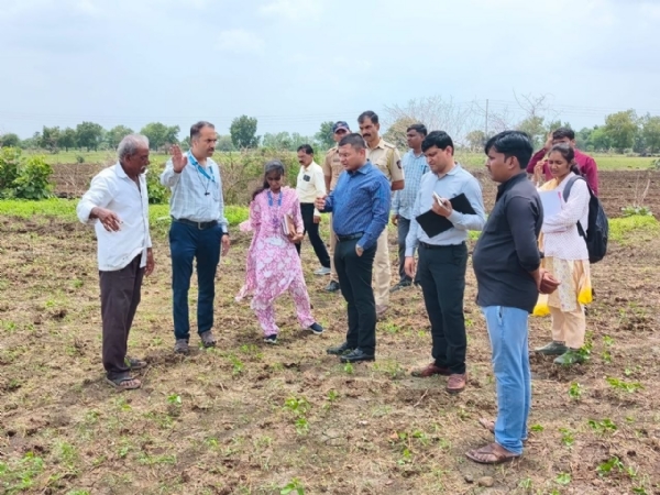 जिल्हाधिकारी आशिष येरेकर पोहचले शेतकऱ्यांच्या बांधावर बोगस बियाणे,दोषी कंपन्या वर दिलेत कारवाईचे आदेश जिल्हाधिकारी आशिष येरेकर पोहचले शेतकऱ्यांच्या बांधावर बोगस बियाणे,दोषी कंपन्या वर दिलेत कारवाईचे आदेश