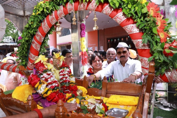 जनाबाईंच्या पालखीच्या प्रस्थान सोहळ्यास आमदार रत्नाकर गुट्टे सपत्नीक उपस्थित जनाबाईंच्या पालखीच्या प्रस्थान सोहळ्यास आमदार रत्नाकर गुट्टे सपत्नीक उपस्थित