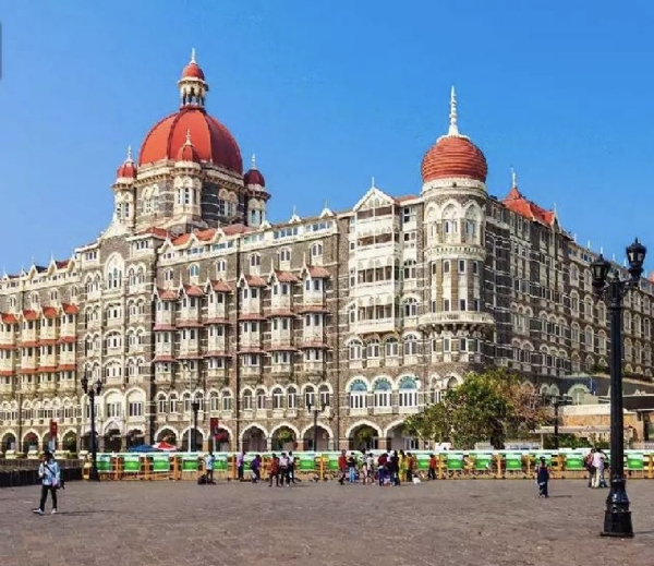मुंबईतील ताज हॉटेलला बॉम्बने उडवण्याची धमकी; पोलिसांची शोधमोहीम सुरू मुंबईतील ताज हॉटेलला बॉम्बने उडवण्याची धमकी; पोलिसांची शोधमोहीम सुरू