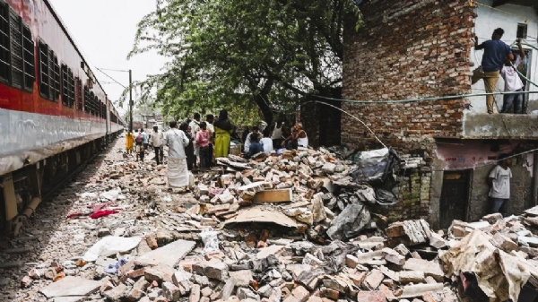 रेल्वे अतिक्रमण निर्मूलनाचा संग्रहित फोटो रेल्वे अतिक्रमण निर्मूलनाचा संग्रहित फोटो