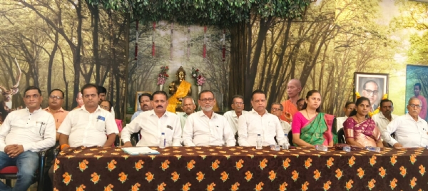 **हेडिंग :** **दत्तात्रेय देवस्थान ट्रस्ट व कुणबी समाज बत्तीशी विभागातर्फे विद्यार्थी गुणगौरव सोहळा उत्साहात** **माणगाव :** दत्तात्रेय देवस्थान ट्रस्ट, चिंचवळी–गोरेगाव आणि कुणबी समाज बत्तीशी विभाग यांच्या संयुक्त विद्यमाने विद्यार्थी गुणगौरव सोहळा उत्साहपूर्ण वातावरणात पार पडला. दहावी, बारावी तसेच इतर परीक्षांमध्ये ६० टक्क्यांहून अधिक गुण मिळविणाऱ्या गुणवंत विद्यार्थ्यांचा यावेळी गौरव करण्यात आला. याशिवाय विविध क्षेत्रांत उल्लेखनीय कार्य करणाऱ्या कुणबी समाजातील मान्यवरांचाही सन्मान करण्यात आला. नुकत्याच झालेल्या जिल्हा परिषद व पंचायत समिती निवडणुकीत निवडून आलेल्या पंचायत समिती माणगावचे सभापती विलास शिंदे, उपसभापती मालोरे तसेच सदस्यांचा सत्कारही या कार्यक्रमात करण्यात आला. यावेळी माजी सभापती संगीता भक्कम, ट्रस्टचे अध्यक्ष प्रकाश टेंबे, अरुण चालके, महेंद्र तेटगुरे, पंढरी शेडगे, मधूकर नाडकर, ज्ञानेश्वर पदरत, स्वाती करकरे, रविंद्र टेंबे यांच्यासह ट्रस्टचे विश्वस्त, कुणबी एकता मंचाचे पदाधिकारी, विद्यार्थी, पालक आणि समाजबांधव मोठ्या संख्येने उपस्थित होते. कार्यक्रमात विद्यार्थ्यांसाठी **दहावी-बारावीनंतर पुढे काय?** या विषयावर विशेष करिअर मार्गदर्शन सत्राचे आयोजन करण्यात आले. भात्रेत कोचिंग क्लासेसचे संतोष भात्रे आणि संजीवनी क्लासेसच्या संचालिका संजीवनी उभारे यांनी उच्च शिक्षण, स्पर्धा परीक्षा, कौशल्य विकास आणि विविध करिअर संधींबाबत मार्गदर्शन केले. कार्यक्रमाचे प्रास्ताविक पंढरी शेडगे यांनी केले, तर सूत्रसंचालन वामन बैकर यांनी केले. समाजातील गुणवंत विद्यार्थ्यांना प्रोत्साहन देण्याचे कार्य भविष्यातही सातत्याने सुरू ठेवण्याचा निर्धार यावेळी व्यक्त करण्यात आला. **हेडिंग :** **दत्तात्रेय देवस्थान ट्रस्ट व कुणबी समाज बत्तीशी विभागातर्फे विद्यार्थी गुणगौरव सोहळा उत्साहात** **माणगाव :** दत्तात्रेय देवस्थान ट्रस्ट, चिंचवळी–गोरेगाव आणि कुणबी समाज बत्तीशी विभाग यांच्या संयुक्त विद्यमाने विद्यार्थी गुणगौरव सोहळा उत्साहपूर्ण वातावरणात पार पडला. दहावी, बारावी तसेच इतर परीक्षांमध्ये ६० टक्क्यांहून अधिक गुण मिळविणाऱ्या गुणवंत विद्यार्थ्यांचा यावेळी गौरव करण्यात आला. याशिवाय विविध क्षेत्रांत उल्लेखनीय कार्य करणाऱ्या कुणबी समाजातील मान्यवरांचाही सन्मान करण्यात आला. नुकत्याच झालेल्या जिल्हा परिषद व पंचायत समिती निवडणुकीत निवडून आलेल्या पंचायत समिती माणगावचे सभापती विलास शिंदे, उपसभापती मालोरे तसेच सदस्यांचा सत्कारही या कार्यक्रमात करण्यात आला. यावेळी माजी सभापती संगीता भक्कम, ट्रस्टचे अध्यक्ष प्रकाश टेंबे, अरुण चालके, महेंद्र तेटगुरे, पंढरी शेडगे, मधूकर नाडकर, ज्ञानेश्वर पदरत, स्वाती करकरे, रविंद्र टेंबे यांच्यासह ट्रस्टचे विश्वस्त, कुणबी एकता मंचाचे पदाधिकारी, विद्यार्थी, पालक आणि समाजबांधव मोठ्या संख्येने उपस्थित होते. कार्यक्रमात विद्यार्थ्यांसाठी **दहावी-बारावीनंतर पुढे काय?** या विषयावर विशेष करिअर मार्गदर्शन सत्राचे आयोजन करण्यात आले. भात्रेत कोचिंग क्लासेसचे संतोष भात्रे आणि संजीवनी क्लासेसच्या संचालिका संजीवनी उभारे यांनी उच्च शिक्षण, स्पर्धा परीक्षा, कौशल्य विकास आणि विविध करिअर संधींबाबत मार्गदर्शन केले. कार्यक्रमाचे प्रास्ताविक पंढरी शेडगे यांनी केले, तर सूत्रसंचालन वामन बैकर यांनी केले. समाजातील गुणवंत विद्यार्थ्यांना प्रोत्साहन देण्याचे कार्य भविष्यातही सातत्याने सुरू ठेवण्याचा निर्धार यावेळी व्यक्त करण्यात आला.