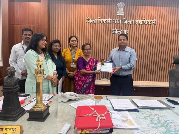 मतदान केंद्रस्तरीय अधिकाऱ्यांचा सन्मान करताना जिल्हाधिकारी डॉ. राठोड मतदान केंद्रस्तरीय अधिकाऱ्यांचा सन्मान करताना जिल्हाधिकारी डॉ. राठोड