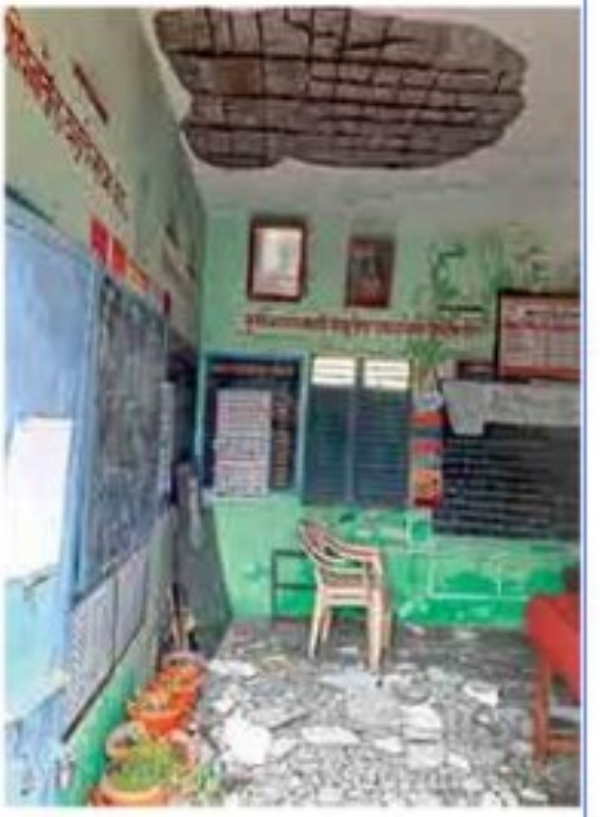 प्राथमिक शाळेतील वर्गखोलीचा स्लॅब कोसळला प्राथमिक शाळेतील वर्गखोलीचा स्लॅब कोसळला