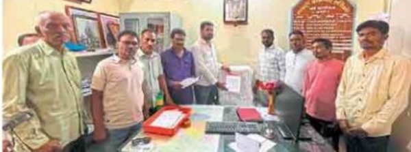 अधिकाऱ्यांच्या रिकाम्या खुर्चीला निवेदन अधिकाऱ्यांच्या रिकाम्या खुर्चीला निवेदन