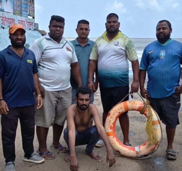 Lifeguards rushed in time; Thrilling rescue of drowning tourist at sea Lifeguards rushed in time; Thrilling rescue of drowning tourist at sea