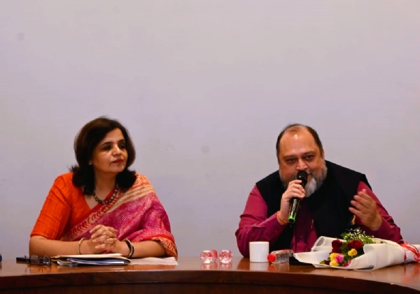 कार्यशाळेला संबोधित करताना आशिष कुलकर्णी आणि स्मिता वत्स शर्मा