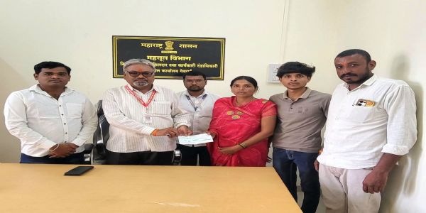 बीड : मराठा आरक्षणासाठी बलिदान देणाऱ्या रामेश्वर मते यांच्या कुटुंबाला १० लाखांची मदत