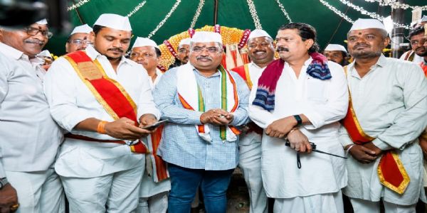 माऊलींच्या पालखी सोहळ्यात रविंद्र चव्हाण यांचा वारकऱ्यांशी संवाद