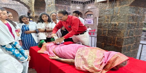 लातूर येथे २५० पेक्षा अधिक वारकऱ्यांची आरोग्य तपासणी
