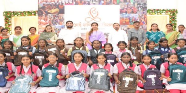 शिक्षणाला बळ देणारा उपक्रम; आईशक्ती फाउंडेशनने २ हजार विद्यार्थिनींना दिले शालेय साहित्य