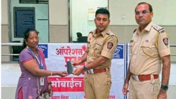 गहाळ २२ मोबाईल केले नागरिकांना परत गहाळ २२ मोबाईल केले नागरिकांना परत