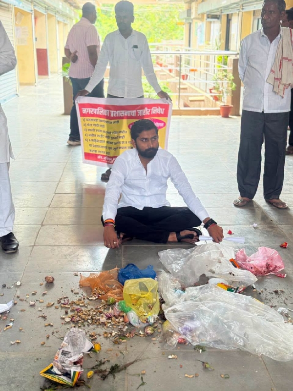 नगरसेवकाचे ठिय्या आंदोलन नगरसेवकाचे ठिय्या आंदोलन