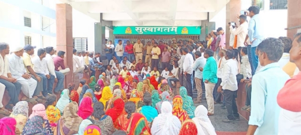 वेतनवाढीसाठी कृषी विद्यापीठात कामगारांचे ठिय्या आंदोलन : 1 ऑगस्टपासून वेतनवाढीचा निर्णय; कामगार आयुक्तांच्या मध्यस्थीनंतर आंदोलन मागे वेतनवाढीसाठी कृषी विद्यापीठात कामगारांचे ठिय्या आंदोलन : 1 ऑगस्टपासून वेतनवाढीचा निर्णय; कामगार आयुक्तांच्या मध्यस्थीनंतर आंदोलन मागे