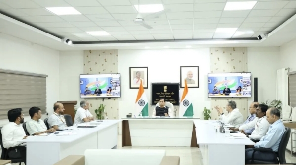होर्मुजमधील हल्ल्यांनंतर केंद्र सरकार सतर्क; प्रत्येक भारतीय खलाशावर राहणार २४ तास नजर होर्मुजमधील हल्ल्यांनंतर केंद्र सरकार सतर्क; प्रत्येक भारतीय खलाशावर राहणार २४ तास नजर