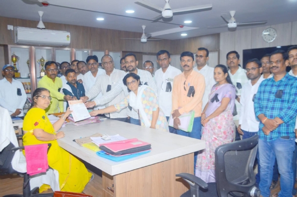 आक्षेपार्ह वक्तव्य करणार्या रविराज साबळे यांच्याविरुद्ध गुन्हा दाखल करून कठोर कारवाई करा : ग्रामपंचायत अधिकारी युनियनचे मुख्यमंत्र्यांना निवेदन आक्षेपार्ह वक्तव्य करणार्या रविराज साबळे यांच्याविरुद्ध गुन्हा दाखल करून कठोर कारवाई करा : ग्रामपंचायत अधिकारी युनियनचे मुख्यमंत्र्यांना निवेदन