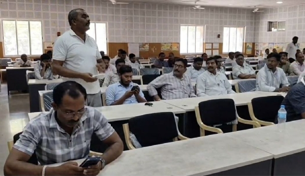 बोगस बियाणे संदर्भात शेतकरी आक्रमक! तालुका बैठकीत प्रश्नांचा भडीमार बोगस बियाणे संदर्भात शेतकरी आक्रमक! तालुका बैठकीत प्रश्नांचा भडीमार