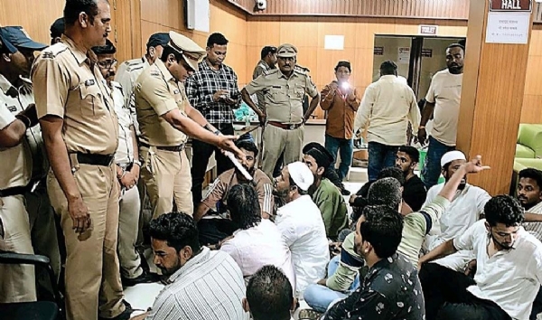 महापालिका प्रवेशद्वारावर कचरा टाकत एमआयएमचा संताप; कोणार्क कंपनीवर भ्रष्टाचाराचे आरोप