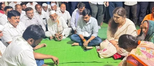 पंकजा मुंडे यांनी केले घुले कुटुंबाचे सांत्वन पंकजा मुंडे यांनी केले घुले कुटुंबाचे सांत्वन