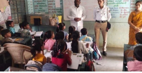 पोलिसांची जनजागृती मोहीम पोलिसांची जनजागृती मोहीम
