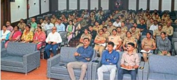 एसपींकडून १४ अधिकाऱ्यांसह सहा पोलिस कर्मचाऱ्यांचा गौरव एसपींकडून १४ अधिकाऱ्यांसह सहा पोलिस कर्मचाऱ्यांचा गौरव