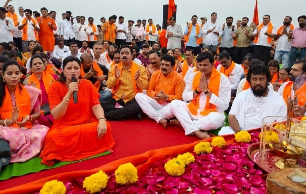हनुमान गढीवर हजारो भाविकांसह नवनीत राणा व आ. रवि राणा यांचे हनुमान चालीसा पठण; हनुमान गढीवर हजारो भाविकांसह नवनीत राणा व आ. रवि राणा यांचे हनुमान चालीसा पठण;