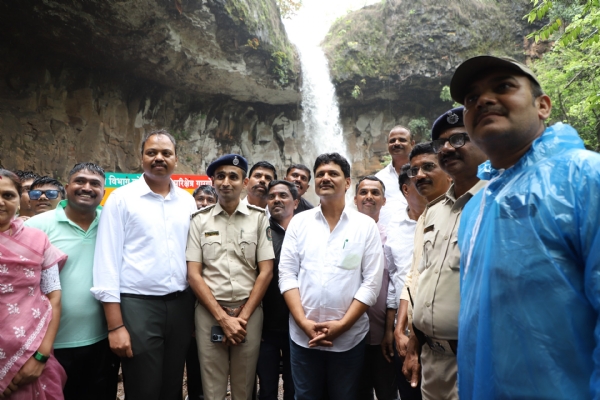 सवतकडा धबधबा परिसरात सुविधांचे लोकार्पण सवतकडा धबधबा परिसरात सुविधांचे लोकार्पण
