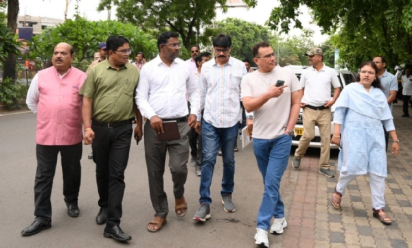 आयुक्त ऑन रोड; अधिकाऱ्यांना कार्यवाहीचे दिले निर्देश:डॉ. गोंदावले यांनी केली अतिक्रमण, नाले, उद्यानांची पाहणी आयुक्त ऑन रोड; अधिकाऱ्यांना कार्यवाहीचे दिले निर्देश:डॉ. गोंदावले यांनी केली अतिक्रमण, नाले, उद्यानांची पाहणी
