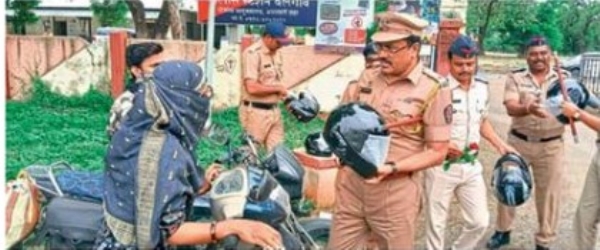 स्वत:च्या सुरक्षेसाठी हेल्मेट वापरापोलिस उपायुक्त यशवंत सोळंके : शहर पोलिसांकडून जनजागृती स्वत:च्या सुरक्षेसाठी हेल्मेट वापरापोलिस उपायुक्त यशवंत सोळंके : शहर पोलिसांकडून जनजागृती