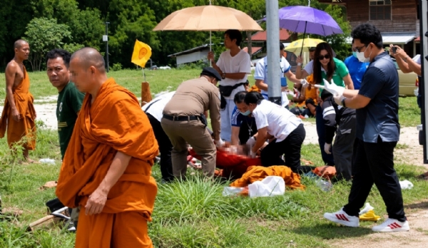 थायलंडमध्ये ११ वर्षांच्या मुलाने पिकअप ट्रक यात्रेकरूंच्या अंगावर घातली; आठ बौद्ध भिक्षूंचा मृत्यू थायलंडमध्ये ११ वर्षांच्या मुलाने पिकअप ट्रक यात्रेकरूंच्या अंगावर घातली; आठ बौद्ध भिक्षूंचा मृत्यू