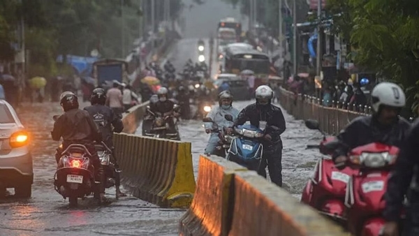 मुंबईत पावसाचा तडाखा; रस्ते-रेल्वे रुळ पाण्याखाली, रेड अलर्ट जारी मुंबईत पावसाचा तडाखा; रस्ते-रेल्वे रुळ पाण्याखाली, रेड अलर्ट जारी