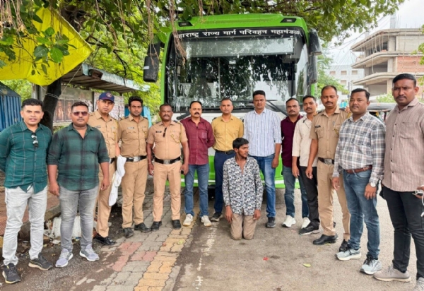 नागपूरहून चोरी केलेली शिवाई बस अमरावतीत जप्त; आंतरराज्यीय बसचोर राजापेठ पोलिसांच्या जाळ्यात नागपूरहून चोरी केलेली शिवाई बस अमरावतीत जप्त; आंतरराज्यीय बसचोर राजापेठ पोलिसांच्या जाळ्यात