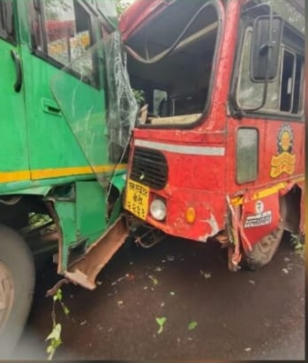 दोन एसटी बसेसची समोरासमोर धडक दोन एसटी बसेसची समोरासमोर धडक