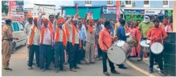 ढोल, ताशे वाजवून प्रशासनाचा निषेध ढोल, ताशे वाजवून प्रशासनाचा निषेध
