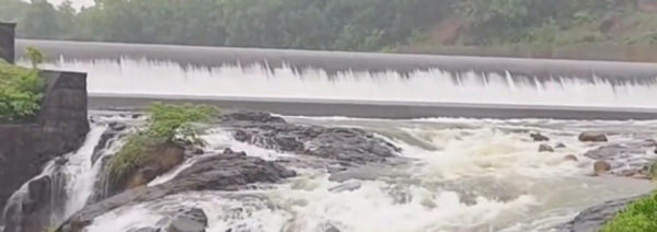 भरून वाहू लागलेले रत्नागिरीचे शीळ धरण