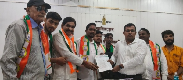 ## **स्पर्धा परीक्षा पेपरफुटीप्रकरणी राष्ट्रवादी काँग्रेस (शरद पवार)चे माणगावात जोरदार आंदोलन** ### **केंद्रीय शिक्षण मंत्र्यांच्या राजीनाम्याची मागणी; तहसीलदारांना निवेदन** **माणगाव, दि. 20 :** विविध स्पर्धा परीक्षा व **NEET-UG पेपरफुटी** प्रकरणाच्या निषेधार्थ राष्ट्रवादी काँग्रेस (शरदचंद्र पवार) पक्षाच्या वतीने सोमवारी माणगाव तहसील कार्यालयासमोर जोरदार निदर्शने करण्यात आली. पक्षाचे रायगड जिल्हाध्यक्ष **रवींद्र चव्हाण** यांच्या नेतृत्वाखाली आंदोलन करण्यात आले असून केंद्रीय शिक्षण मंत्री **धर्मेंद्र प्रधान** यांनी नैतिक जबाबदारी स्वीकारून तात्काळ राजीनामा द्यावा, अशी मागणी करणारे निवेदन तहसीलदार **विपीन लोकरे** यांना देण्यात आले. आंदोलनात ज्येष्ठ नेते **सदानंद येलवे**, जिल्हा सचिव **श्रेयश कांबळे**, श्रीवर्धन विधानसभा अध्यक्ष **संताजी पवार**, माणगाव तालुकाध्यक्ष **राजू रोडेकर**, युवक जिल्हाध्यक्ष **समाधान म्हात्रे**, **करण चव्हाण**, महाड शहराध्यक्ष **पराग वडके**, **अनिकेत हाटे**, **कुर्बान खान** यांच्यासह पक्षाचे पदाधिकारी व कार्यकर्ते मोठ्या संख्येने सहभागी झाले होते. निवेदनात वारंवार होणाऱ्या स्पर्धा परीक्षा पेपरफुटी, भरती प्रक्रियेतील कथित गैरव्यवहार, ऑनलाइन परीक्षा प्रणालीतील त्रुटी आणि पोलीस भरतीतील अन्याय यामुळे लाखो विद्यार्थी व बेरोजगार युवकांचे भविष्य धोक्यात आल्याचा आरोप करण्यात आला आहे. विद्यार्थ्यांच्या न्याय्य हक्कांसाठी **सोनम वांगचुक** यांनी दिल्लीतील जंतर-मंतर येथे केलेल्या आंदोलनाचा उल्लेख करत सरकारने विद्यार्थ्यांच्या प्रश्नांकडे दुर्लक्ष केल्याचा आरोपही करण्यात आला. यावेळी केंद्रीय शिक्षण मंत्री धर्मेंद्र प्रधान यांच्या राजीनाम्याबरोबरच **NTA** संबंधित जबाबदारी निश्चित करणे, ब्लॅकलिस्ट कंपन्यांना परीक्षा प्रक्रिया न देणे, ऑनलाइन परीक्षेतील त्रुटी दूर करून पारदर्शक व्यवस्था लागू करणे, पोलीस भरतीतील अन्याय दूर करणे तसेच महाराष्ट्रातील स्पर्धा परीक्षा पुन्हा ऑफलाइन पद्धतीने घेण्याची मागणी करण्यात आली. मागण्यांकडे तातडीने लक्ष न दिल्यास विद्यार्थी व युवकांच्या न्याय हक्कांसाठी लोकशाही मार्गाने अधिक तीव्र आंदोलन छेडण्यात येईल, असा इशाराही राष्ट्रवादी काँग्रेस (शरदचंद्र पवार) पक्षाच्या वतीने देण्यात आला. ## **स्पर्धा परीक्षा पेपरफुटीप्रकरणी राष्ट्रवादी काँग्रेस (शरद पवार)चे माणगावात जोरदार आंदोलन** ### **केंद्रीय शिक्षण मंत्र्यांच्या राजीनाम्याची मागणी; तहसीलदारांना निवेदन** **माणगाव, दि. 20 :** विविध स्पर्धा परीक्षा व **NEET-UG पेपरफुटी** प्रकरणाच्या निषेधार्थ राष्ट्रवादी काँग्रेस (शरदचंद्र पवार) पक्षाच्या वतीने सोमवारी माणगाव तहसील कार्यालयासमोर जोरदार निदर्शने करण्यात आली. पक्षाचे रायगड जिल्हाध्यक्ष **रवींद्र चव्हाण** यांच्या नेतृत्वाखाली आंदोलन करण्यात आले असून केंद्रीय शिक्षण मंत्री **धर्मेंद्र प्रधान** यांनी नैतिक जबाबदारी स्वीकारून तात्काळ राजीनामा द्यावा, अशी मागणी करणारे निवेदन तहसीलदार **विपीन लोकरे** यांना देण्यात आले. आंदोलनात ज्येष्ठ नेते **सदानंद येलवे**, जिल्हा सचिव **श्रेयश कांबळे**, श्रीवर्धन विधानसभा अध्यक्ष **संताजी पवार**, माणगाव तालुकाध्यक्ष **राजू रोडेकर**, युवक जिल्हाध्यक्ष **समाधान म्हात्रे**, **करण चव्हाण**, महाड शहराध्यक्ष **पराग वडके**, **अनिकेत हाटे**, **कुर्बान खान** यांच्यासह पक्षाचे पदाधिकारी व कार्यकर्ते मोठ्या संख्येने सहभागी झाले होते. निवेदनात वारंवार होणाऱ्या स्पर्धा परीक्षा पेपरफुटी, भरती प्रक्रियेतील कथित गैरव्यवहार, ऑनलाइन परीक्षा प्रणालीतील त्रुटी आणि पोलीस भरतीतील अन्याय यामुळे लाखो विद्यार्थी व बेरोजगार युवकांचे भविष्य धोक्यात आल्याचा आरोप करण्यात आला आहे. विद्यार्थ्यांच्या न्याय्य हक्कांसाठी **सोनम वांगचुक** यांनी दिल्लीतील जंतर-मंतर येथे केलेल्या आंदोलनाचा उल्लेख करत सरकारने विद्यार्थ्यांच्या प्रश्नांकडे दुर्लक्ष केल्याचा आरोपही करण्यात आला. यावेळी केंद्रीय शिक्षण मंत्री धर्मेंद्र प्रधान यांच्या राजीनाम्याबरोबरच **NTA** संबंधित जबाबदारी निश्चित करणे, ब्लॅकलिस्ट कंपन्यांना परीक्षा प्रक्रिया न देणे, ऑनलाइन परीक्षेतील त्रुटी दूर करून पारदर्शक व्यवस्था लागू करणे, पोलीस भरतीतील अन्याय दूर करणे तसेच महाराष्ट्रातील स्पर्धा परीक्षा पुन्हा ऑफलाइन पद्धतीने घेण्याची मागणी करण्यात आली. मागण्यांकडे तातडीने लक्ष न दिल्यास विद्यार्थी व युवकांच्या न्याय हक्कांसाठी लोकशाही मार्गाने अधिक तीव्र आंदोलन छेडण्यात येईल, असा इशाराही राष्ट्रवादी काँग्रेस (शरदचंद्र पवार) पक्षाच्या वतीने देण्यात आला.