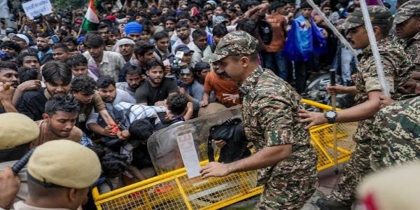पेपरफुटीविरोधी आणि सोनम वांगचुक यांच्या सुटकेसाठी देशभर आंदोलन
