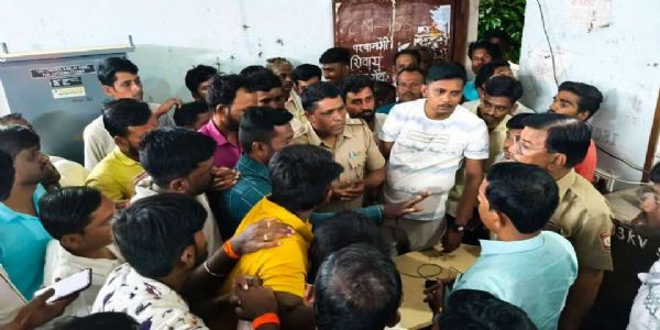भारनियमनाच्या निषेधार्थ बोरीतील महावितरण कार्यालयावर ग्रामस्थांचा मोर्चा