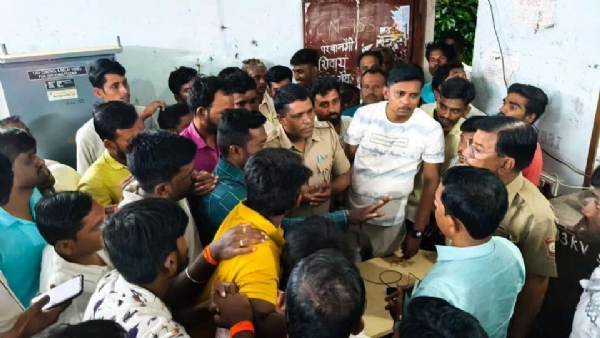 भारनियमनाविरोधात बोरीतील ग्रामस्थांचा महावितरण कार्यालयावर मोर्चा ; वीजपुरवठा सुरळीत करण्याची मागणी भारनियमनाविरोधात बोरीतील ग्रामस्थांचा महावितरण कार्यालयावर मोर्चा ; वीजपुरवठा सुरळीत करण्याची मागणी