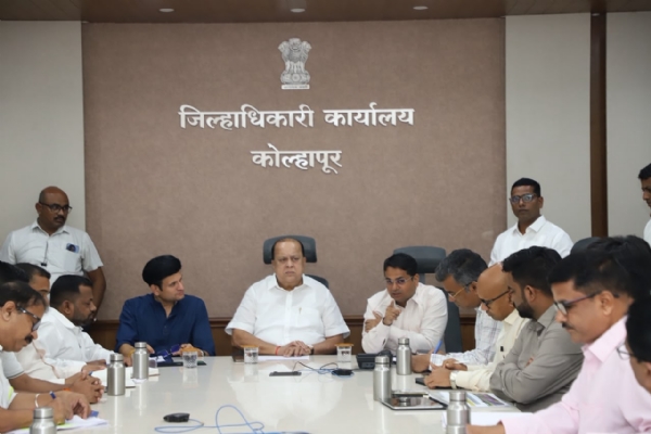 राष्ट्रीय महामार्ग कामाचा आढावा घेताना मंत्री मुश्रीफ राष्ट्रीय महामार्ग कामाचा आढावा घेताना मंत्री मुश्रीफ