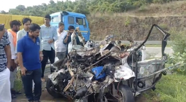 समृद्धी महामार्गावर मध्यरात्री अपघाताचा थरार, भरधाव ट्रकची कारला धडक; ६ जणांचा जागीच मृत्यू समृद्धी महामार्गावर मध्यरात्री अपघाताचा थरार, भरधाव ट्रकची कारला धडक; ६ जणांचा जागीच मृत्यू