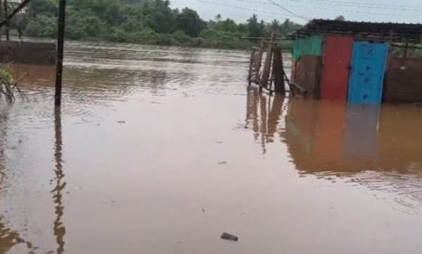 खेड शहरात घुसलेले पुराचे पाणी खेड शहरात घुसलेले पुराचे पाणी