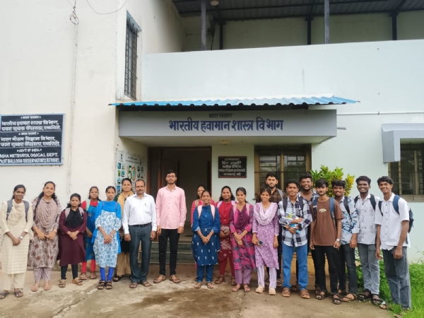 हवामान केंद्राला विद्यार्थ्यांची भेट हवामान केंद्राला विद्यार्थ्यांची भेट